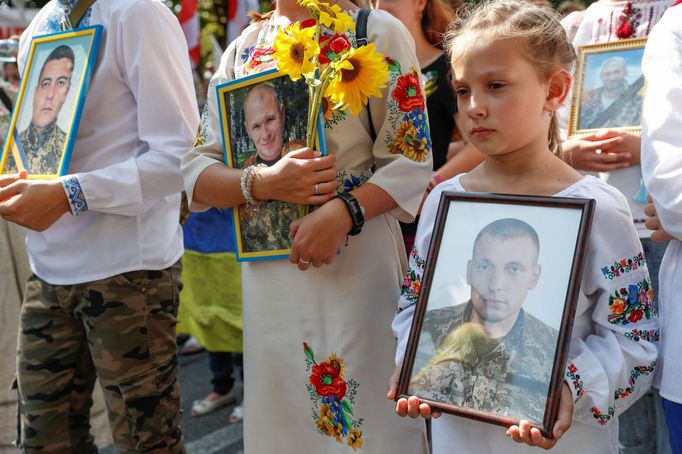 Na přehlídku přišli i příbuzní příslušníků ukrajinské armády, zabitých ve vojenském konfliktu s proruskými povstalci ve východních částech země.