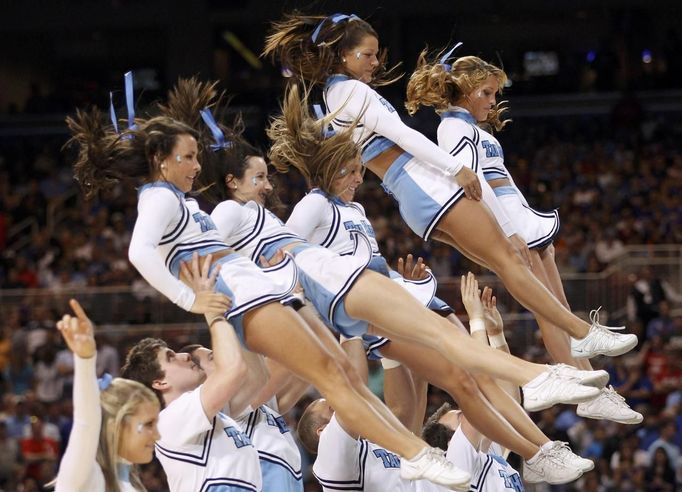 Cheerleaders basketbalového týmu North Carolina Tar Heels se předvádějí při zápase s Kansasem Jahawks.