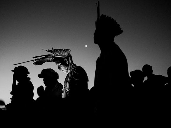 Šamani z kmene Guaraníů se za svitu úplňku shromáždili k ochrannému rituálu, jehož cílem je vypudit z okolí ozbrojené muže.