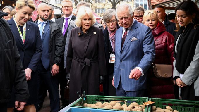 Foto: Králova první cesta. Karel III. v Německu navštívil farmářské trhy i sýrárnu