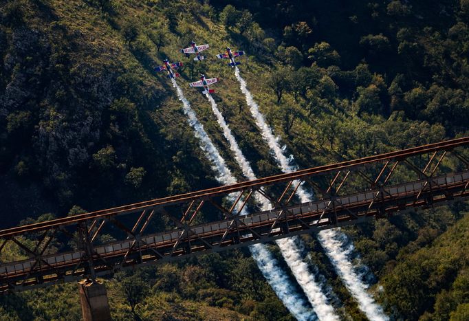 Neuvěřitelný akrobatický kousek českých pilotů v Černé Hoře: skupinový přemet kolem mostu.