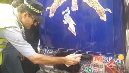 Řidiči v Pákistánu pohoršují společnost. Policie jim začerňuje nevhodné obrázky