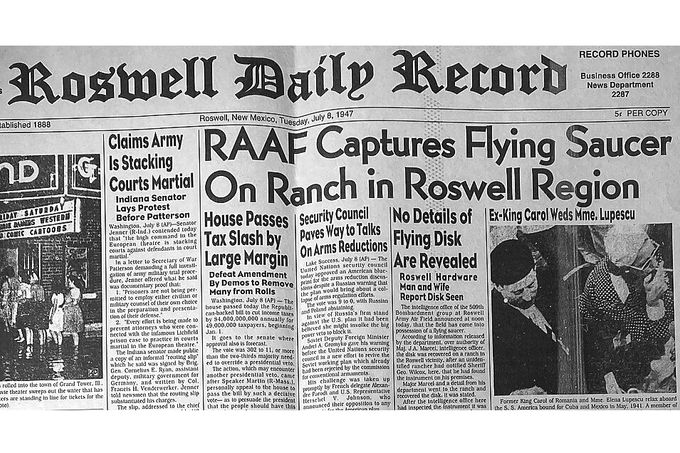 Titulní strana novin Roswell Daily Record z 8. července 1947. Hlavní titulek oznamuje, že letectvo (RAAF) zajistilo létající talíř na ranči.