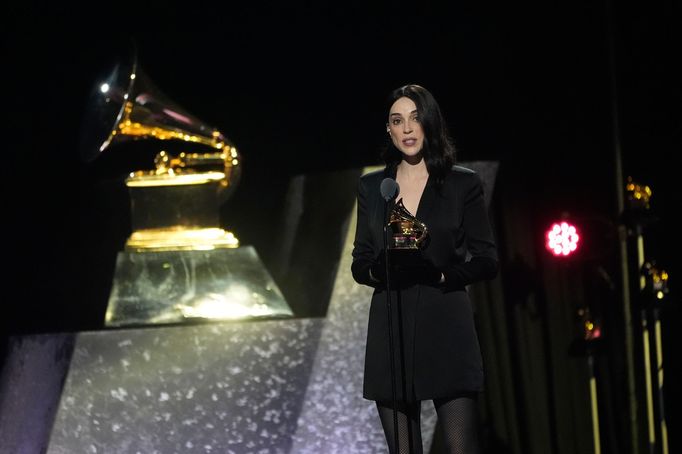 Nejlepší alternativní album natočila zpěvačka a hudebnice St. Vincent, jmenuje se All Born Screaming.