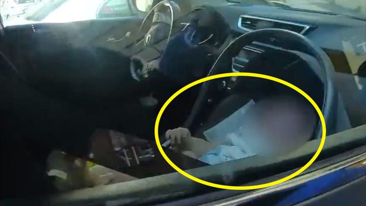 Matka v Praze nechala kojence v rozpáleném autě. Její vysvětlení policisty otrávilo; Zdroj foto: Aktuálně.cz/Twitter/Policie ČR