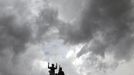 Muslim pilgrims pray at the top of Mount Noor where Muslims believe Prophet Mohammad received the first words of the Koran through Gabriel, during the annual haj pilgrimage in the holy city of Mecca October 21, 2012. REUTERS/Amr Abdallah Dalsh (SAUDI ARABIA - Tags: RELIGION) Published: Říj. 21, 2012, 9:35 odp.