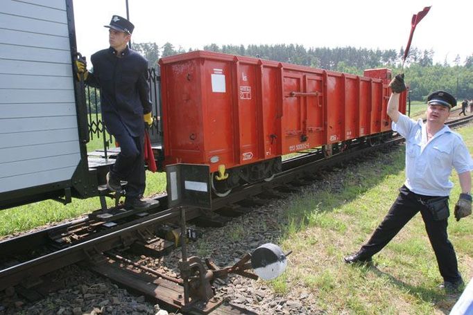 Posunovač si šíbování parního vláčku užíval