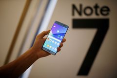 Za výbuchy mobilů Samsung Galaxy Note 7 mohou problémy s baterií, oznámila firma