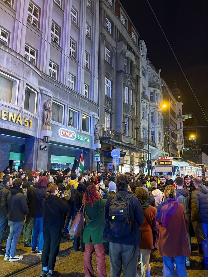 Propalestinští protestující zablokovali na Národní třídě dopravu. Nemohla projet auta ani hromadná doprava včetně tramvají.
