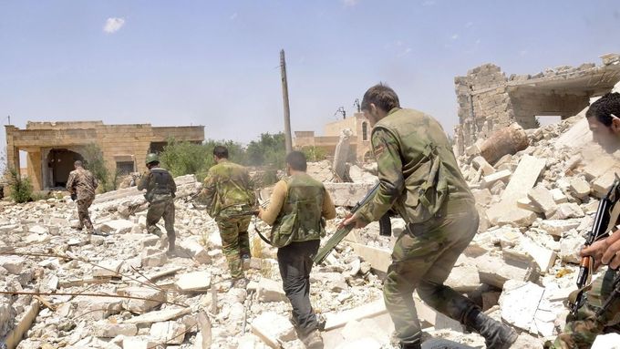 Vojáci, věrní prezidentu Asadovi, v akci v Aleppu.