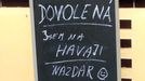 Dovolená na Havaji Zavřená zahrádka restaurace ve Fr. Lázních v plné sezoně.