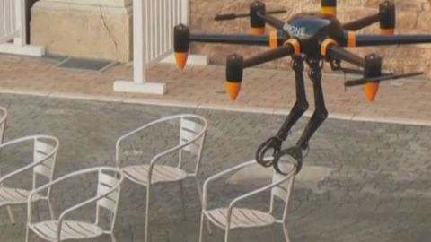 Nejšikovnější dron vůbec? Stroj uchopí a přenese židli. Pracuje i s vypínačem