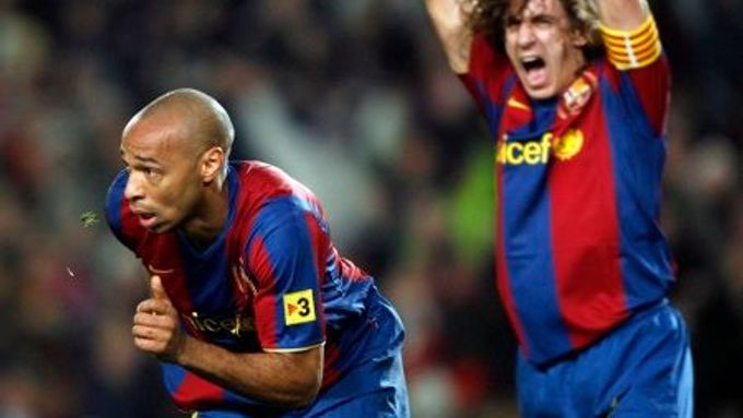 Carles Puyol a Thierry Henry se radují z branky