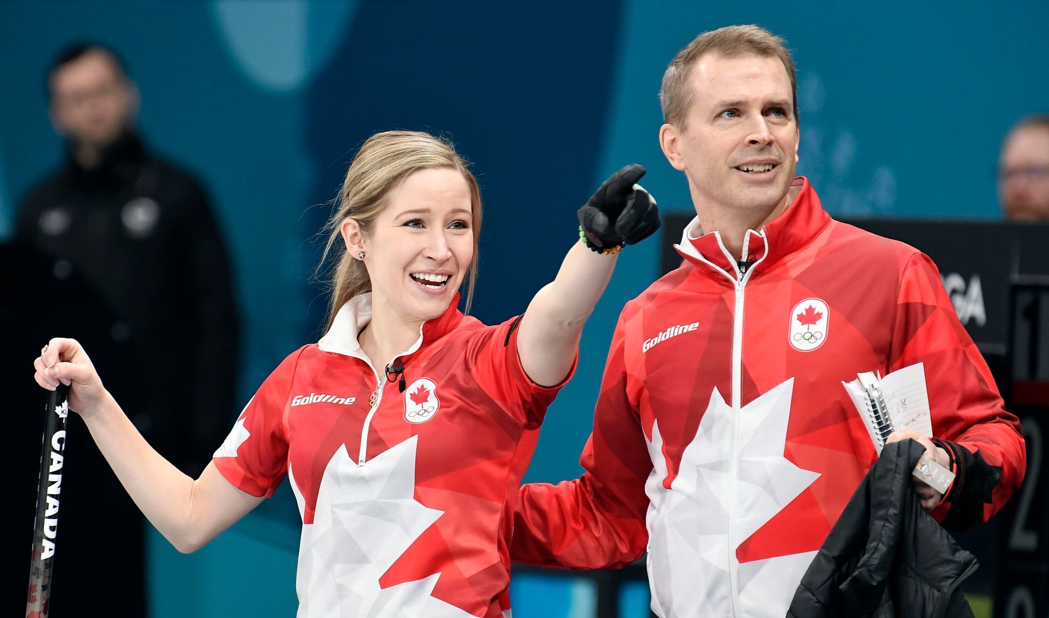 Kaitlyn Lawes a trenér Jeff Stoughton (tým Kanady po finále smíšených dvojic v curlingu na ZOH 2018)