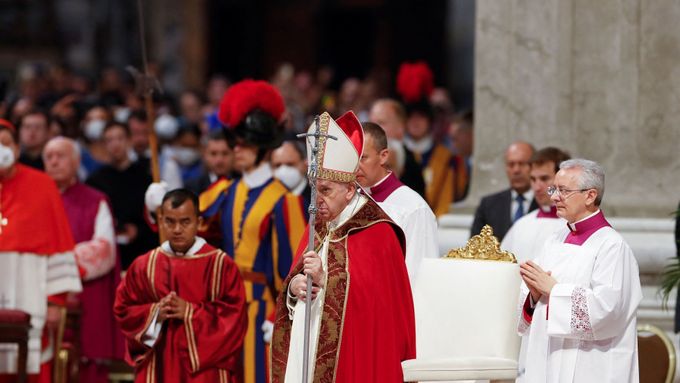 Papež František při bohoslužbě u příležitosti slavnosti Petra a Pavla.