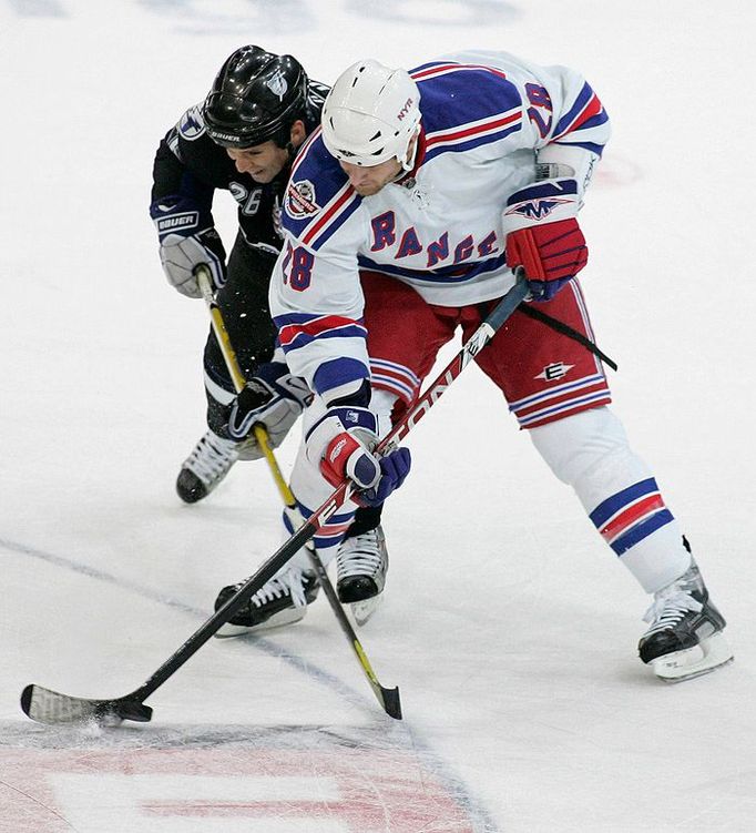 Colton Orr (vpravo) v souboji o puk s Martinem St. Luisem (Tampa Bay Lightning) během utkání v Praze.