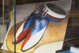 Zákazníci jsou většinou konzervativní, tento si ovšem objednal boty u příležitosti mistrovství světa ve fotbale.
