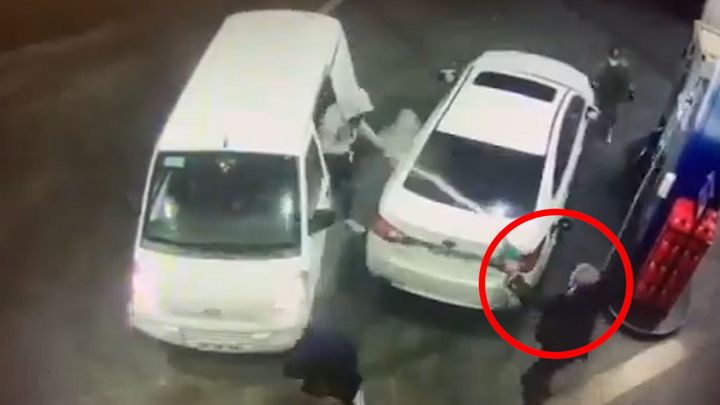 Tankovací pistole jako zbraň. Mocná přesila byla lupičům k ničemu, ukazuje video; Zdroj foto: Twitter/ osvaldo vega patriota