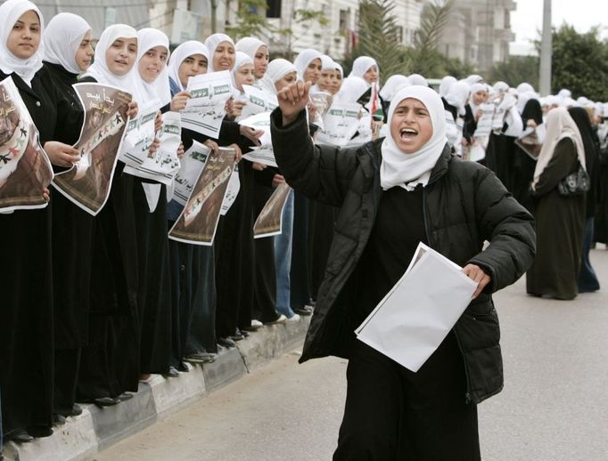 Palestinci tvoří živý řetěz napříč pásmem Gazy