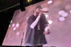 Tentokrát byl tím důvodem koncert. Na Národním stadionu tu vystoupil americký rapper Kendrick Lamar...