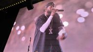 Tentokrát byl tím důvodem koncert. Na Národním stadionu tu vystoupil americký rapper Kendrick Lamar...