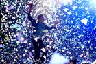 Lasery, konfety, gymnastika. Coldplay vezou velkou show