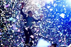 Lasery, konfety, gymnastika. Coldplay vezou velkou show