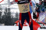 Lukáš Bauer si s vlajkou dojíždí pro triumf v Tour de Ski