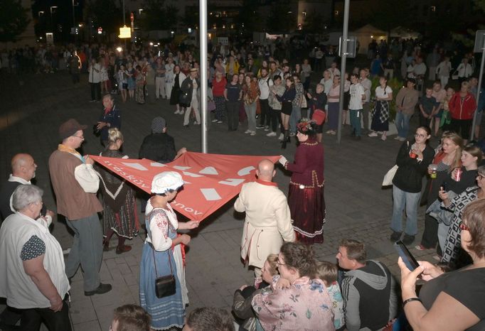 ... a vztyčena festivalová vlajka.