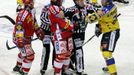 Souboj autorit. Obránce Zápotočný (vpravo, HC Slovan Ústečtí Lvi) při vášnivé diskuzi s útočníky HC Slavia Praha.