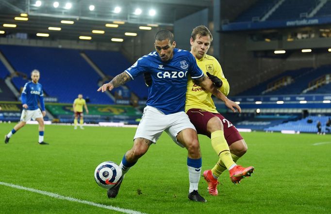 28. kolo anglické fotbalové ligy 2021, Everton - Burnley: Allan a Matěj Vydra.