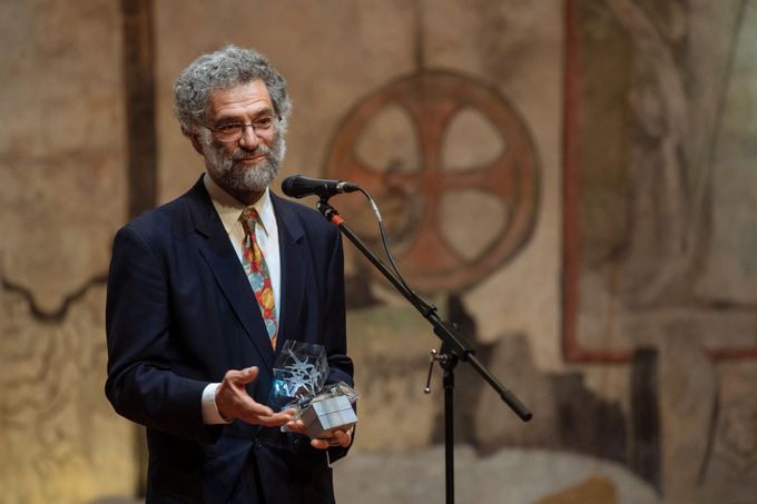 Světově proslulý fyzik Martin Roček přebírá vědeckou cenu Neuron.