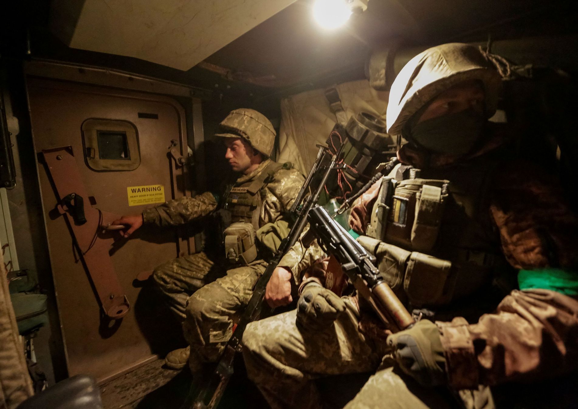 Ukrajinští vojáci jedou u  frontové linii ve vozidle australské výroby Bushmaster, které má zvýšenou odolnost proti minám.