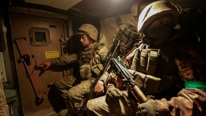 Ukrajinští vojáci jedou u frontové linii ve vozidle australské výroby Bushmaster, které má zvýšenou odolnost proti minám.