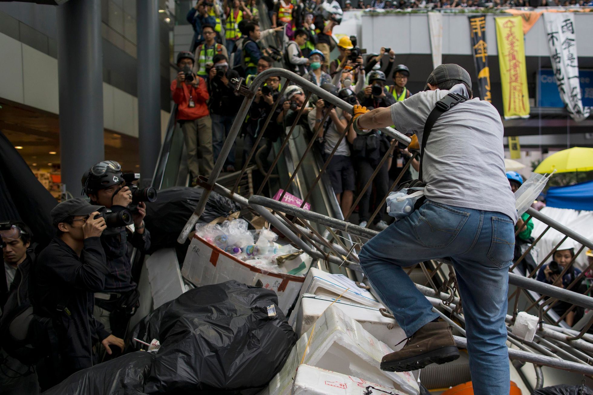 Střety demonstrantů s policisty v Hongkongu - 1. prosince