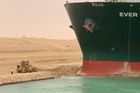 Nakladač, který pomáhal v Suezském průplavu, baví internet. Jeho řidiče vtípky štvou
