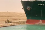 Suezský průplav od úterý blokuje plavidlo Ever Given, které představuje jednu z největších nákladních lodí na světě. Bývalý námořník a historik Salvatore Mercogliano se také domnívá, že jde o vůbec největší loď, která kdy uvázla na mělčině v této oblasti.