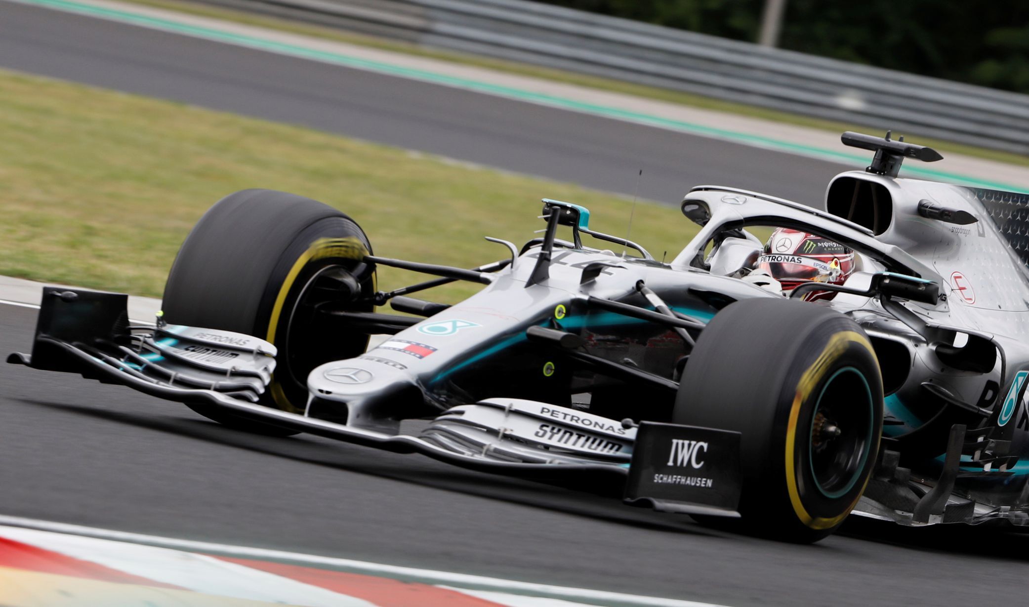 Lewis Hamilton v Mercedesu při pátečním tréninku na Velkou cenu Maďarska formule 1