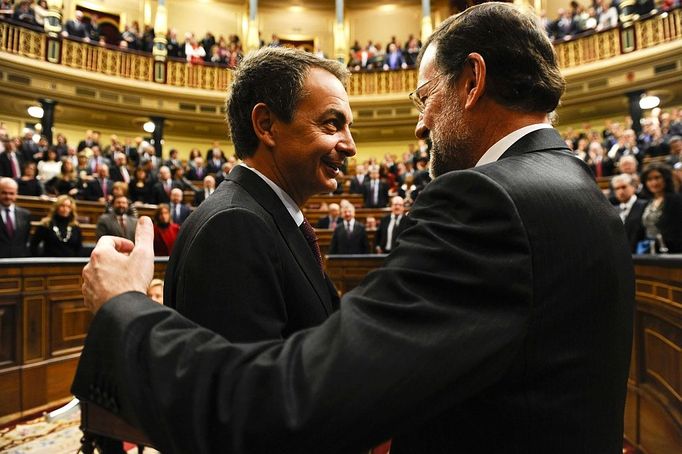 Střídání stráží: Mariano Rajoy (vlevo) střídá v čele španělské vlády Josého Luise Zapatera