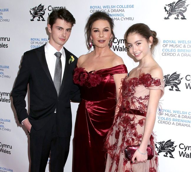 Krásná Catherine Zeta-Jones s dětmi