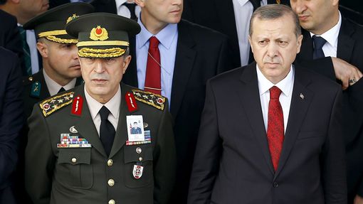 Turecký prezident Recep Tayyip Erdogan na pohřbu armádního důstojníka Seckina Cila v Ankaře.