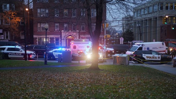 Policisté v New Jersey, kde došlo ke střelbě.