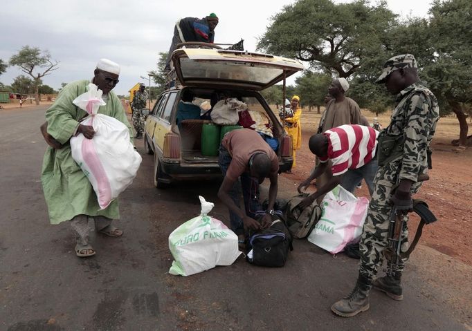 Malian soldiers inspect a car at a checkpoint in Thy, 15 km (9.3 miles) from Sevare January 27, 2013. REUTERS/Eric Gaillard (MALI - Tags: CIVIL UNREST CONFLICT MILITARY) Published: Led. 27, 2013, 12:49 odp.