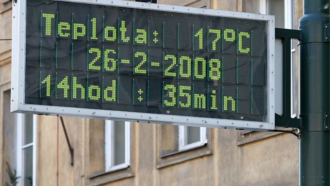 Dopravní teploměr v centru Prahy naměřil během úterního dne dokonce 17 °C.