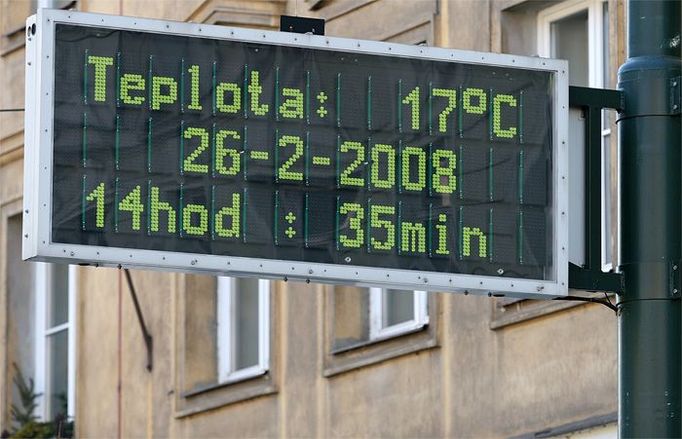 Dopravní teploměr v centru Prahy naměřil během úterního dne dokonce 17 °C.