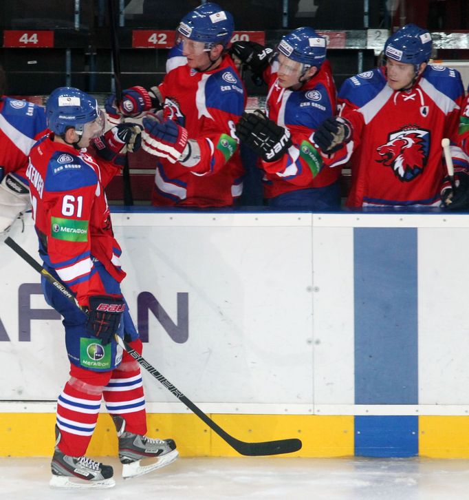 Spokojenému střelci Eriku Christensenovi blahopřejí jeho spoluhráči.