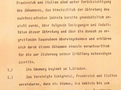 Kopie první strany čtyřstránkového německého orginálu Mnichovské smlouvy. Historici usilují i o francouzskou a anglickou mutaci. Italský orginál se zatím nepodařilo nalézt.