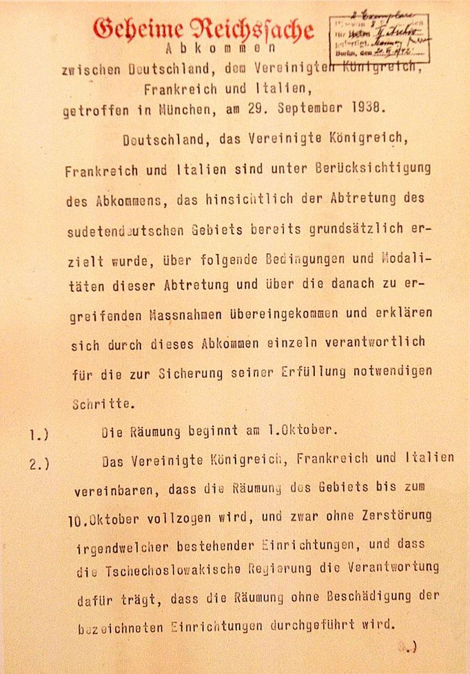 Kopie první strany čtyřstránkového německého orginálu Mnichovské smlouvy. Historici usilují i o francouzskou a anglickou mutaci. Italský orginál se zatím nepodařilo nalézt.