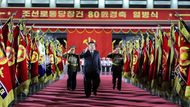 Severokorejský vůdce Kim Čong-un osobně zdraví čestnou stráž při oslavách 80. výročí Korejské strany práce, které se konaly o víkendu na náměstí Kim Ir-sena v Pchjongjangu.