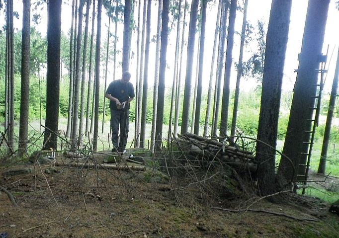 Pořádají se i tábory pro zletilé. Kolikrát si v lesích chtějí hrát raději než ti nezletilí...